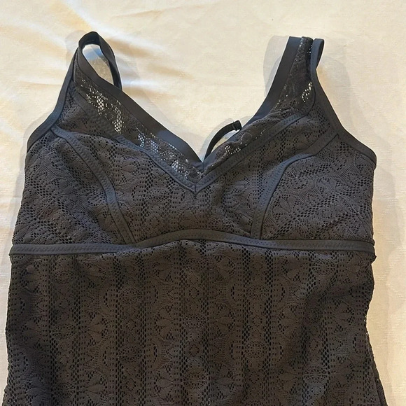 Becca Colorplay Black Crochet One-Piece Swimsuit beautiful suit plus size 2X EUC - Picture 2 of 6